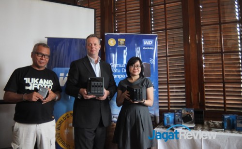 Kiri-Kanan: Arbain Rambery, Simon Whitford, dan Tjhin Merry