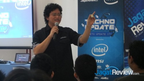 Alva Jonathan menunjukkan rupa dari prosesor Intel Core generasi terbaru