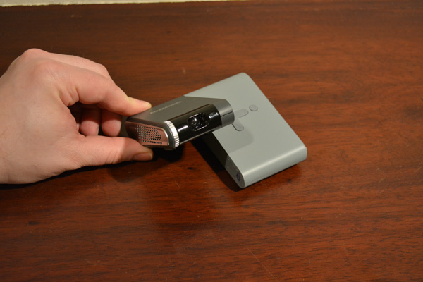 Lenovo Perkenalkan Proyektor Berukuran Saku di MWC 2015 7 Lenovo Pocket Projector 2