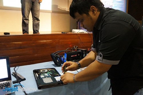 Reza Afrian mengganti HDD dengan SSD pada sebuah laptop yang berumur 7 tahun