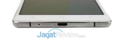 Bagian bawah hanya terdapat slot microUSB