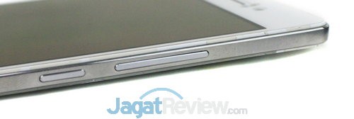 Di sebelah kanan Anda akan menemukan tombol power sekaligus lock/unlock dan tombol pengaturan volume