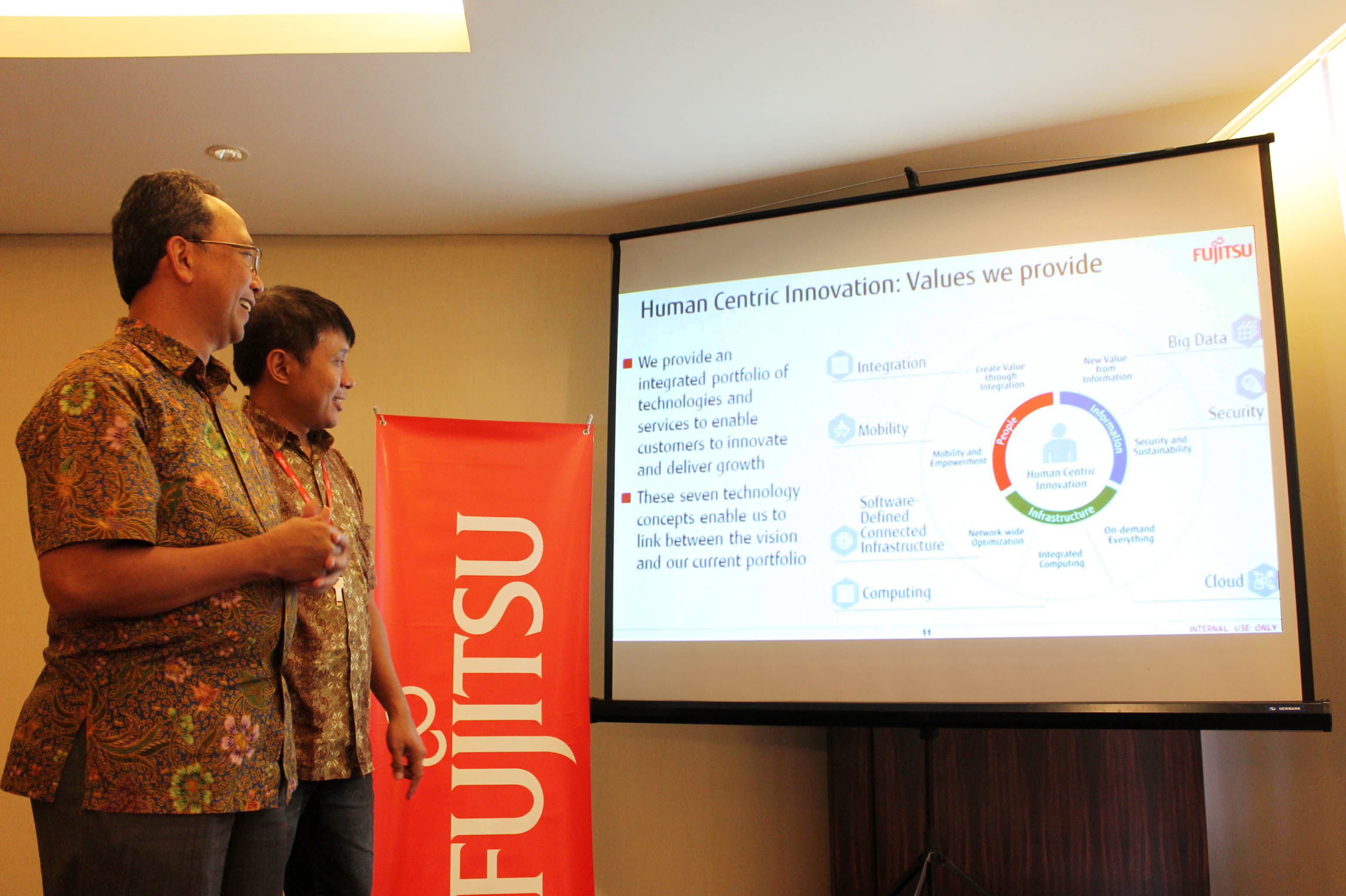 Direct Release: Teknologi Inovatif Fujitsu Siap Perkuat Infrastruktur TI guna Mendukung Percepatan Bisnis 22 Achmad S. Sofwan Managing Director Fujitsu Indonesia dan Handono Setiyobudi Product Manager Work Place Solution Fujitsu Indonesia