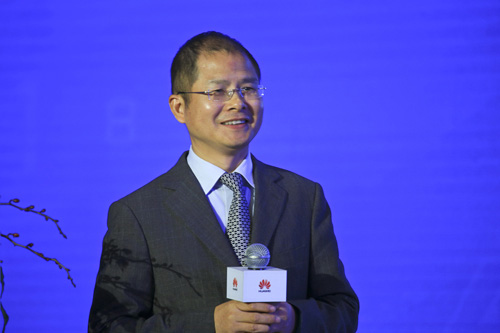 Direct Release: Huawei Luncurkan Perubahan Strategi Layanan 15 Eric Xu CEO Rotating and