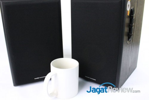 Ukurannya cukup besar ketika kami bandingkan dengan gelas biasa