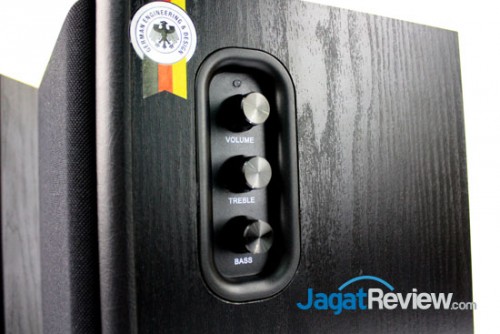 Anda dapat menemukan tiga dial untuk mengatur volume, Bass, dan Treble