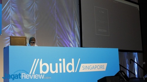 Microsoft Build Singapore 2015: Pengalaman Konsisten dari Windows 10 3 Mr. Sardo mendemonstrasikan web app mirip flight simulator yang telah disesuaikan dengan Universal Windows Platform, menghadirkan pengalaman konsisten ketika dijalankan di berbagai perangkat dan bisa mengakomodasi berbagai metode input: keyboard dan mouse, touchscreen, kontroler Xbox One, dan juga smartband dengan gyro sensor.