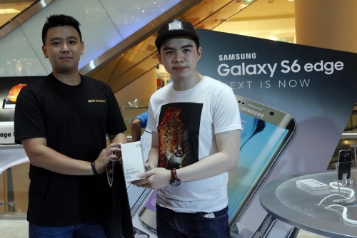 Samsung Indonesia Gelar Consumer Launch Galaxy S6 3 Product Marketing Manager Mobile SIEN Flegon Koen (kiri) menyerahkan Galaxy S6 kepada pembeli pertama