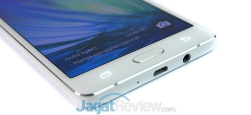 Review Samsung Galaxy A5: Smartphone Android Tipis dengan Bodi Metal 22 Di bagian bawah ada slot microUSB dan audio jack 3.5mm, Tombol Home sendiri tetap terlihat di bawah layar