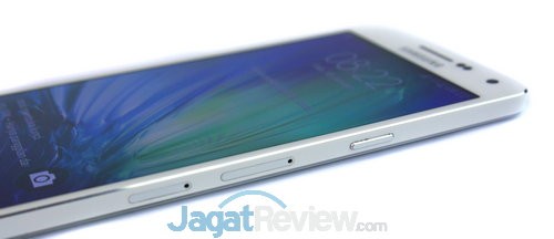 Review Samsung Galaxy A5: Smartphone Android Tipis dengan Bodi Metal 21 Di kanan, ada tombol power sekaligus lock/unlock, slot nano-SIM, dan slot microSD