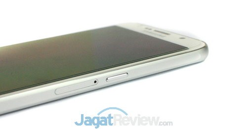 Sementara di kanan, Anda akan menemukan tombol power sekaligus lock/unlock dan slot nano SIM-card