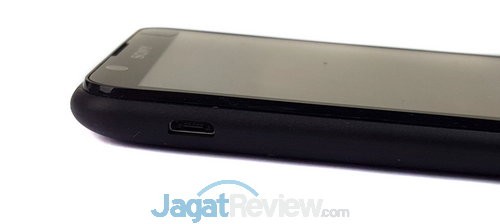 Sisi sebelah kiri ada slot microUSB