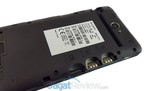 Cover belakang dibuka, ada slot Dual-SIM (micro) dan microSD
