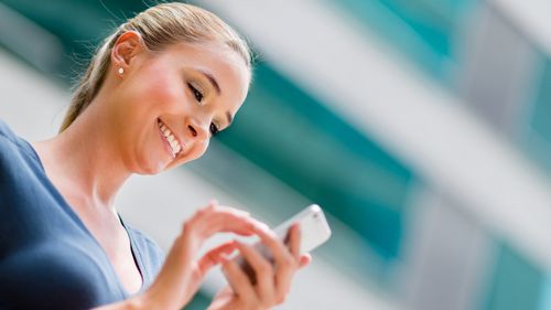 Google: Pencarian Kini Lebih Banyak dari Perangkat Mobile 4 woman with cellphone