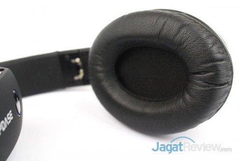 Earpad dilapisi kulit untuk menunjang kenyamanan telinga