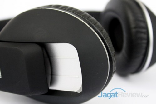 Headband bergeser di badan driver untuk mendukung diameter kepala pengguna