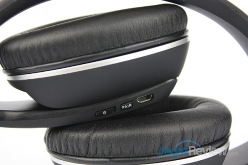 Tombol pairing Bluetooth dikemas apik di dekat driver headphone