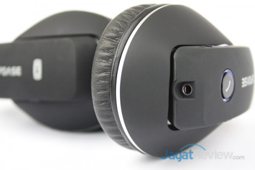 Konektor jack audio dapat ditemukan di bagian bawah driver