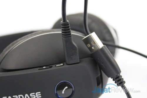 Pulse menyediakan kabel USB untuk charging power