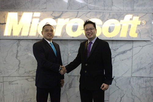 Direct Release: PerusahaanDapat MenghematInvestasi Teknologi Informasi (TI) Hingga 50% denganCloud Solutions dari ViBiCloud 1 1. Simbolisasi kerjasama antara Microsoft Indonesia dengan ViBiCloud yang diwakili oleh Pieter Lydian Sutiono (Microsoft) dan Alfonsus Bram (ViBiCloud)