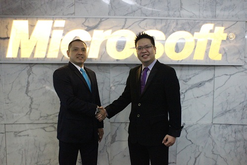 Direct Release: PerusahaanDapat MenghematInvestasi Teknologi Informasi (TI) Hingga 50% denganCloud Solutions dari ViBiCloud 41 1. Simbolisasi kerjasama antara Microsoft Indonesia dengan ViBiCloud yang diwakili oleh Pieter Lydian Sutiono Microsoft dan Alfonsus Bram ViBiCloud