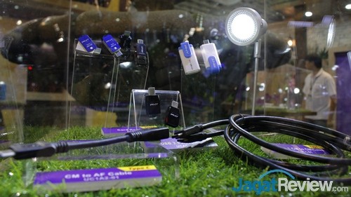 Beberapa USB Flash Disk, card reader, dan kabel data berbasis USB Type C