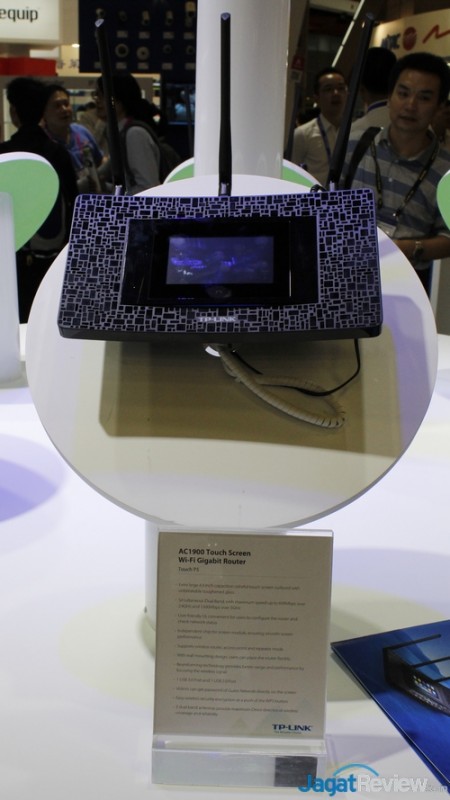 Dengan desain mirip range extender R590T, TP-Link memperkenalkan router Touch P5, WiFi AC juga, touchscreen untuk menampilkan berbagai info.