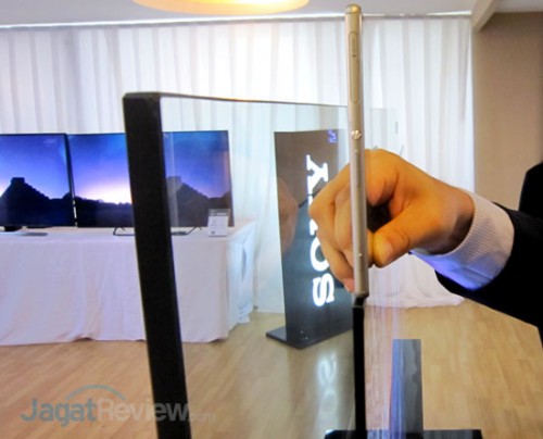 Sony Perkenalkan TV Bravia 4K dengan Desain Paling Tipis di Dunia 3 Ken Hanata membandingkan ketebalan TV Sony Bravia 4K X9000C dengan ponsel yang ia miliki.