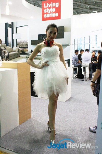 Computex 2015: Booth Babes Day 4 - Part 2 9 boothbabes computex2015 day4-2 009