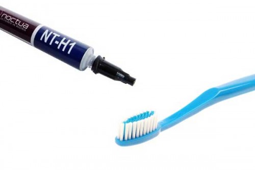 Pasta Gigi untuk Pengganti Thermal Paste: Berbahaya! 2 Brushing-Teeth-with-Thermal-Paste