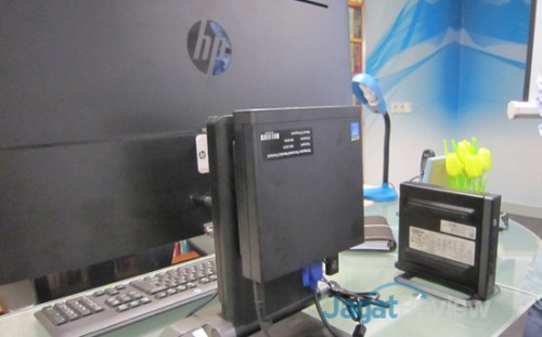 Mini PC HP saat diletakan di belakang layar menggunakan vesa mounting 