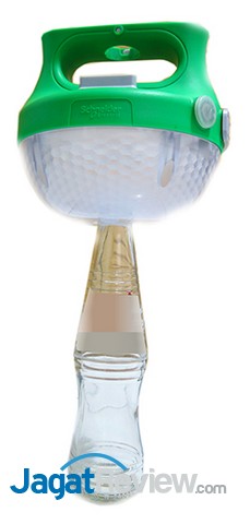 Hands-On Review Schneider Electric T 120S: Lampu LED Portable Bertenaga Surya 3 contoh bagaimana lampu bisa diletakkan di atas botol kaca