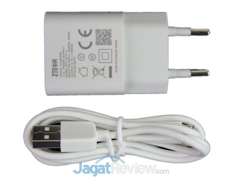 Charger dan kabel USB