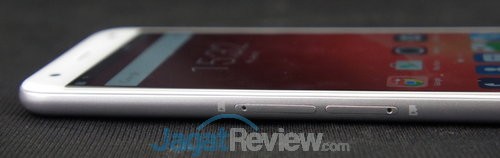 Sementara di kiri ada slot  SIM-card dan slot microSD