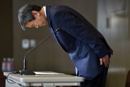 Terlibat Skandal Laporan Keuangan, CEO Toshiba Mundur 2 Toshiba-ceo-apology