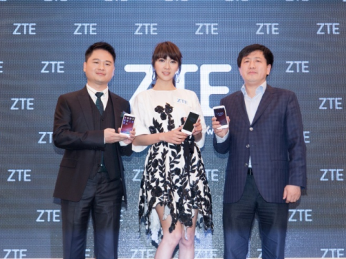 Direct Release: ZTE Blade S6 Merebut Perhatian Pasar Smartphone Dalam Sekejap 1 Peluncuran Resmi Blade S6 dengan Selebriti HongKong, Fiona Fit (tengah)
