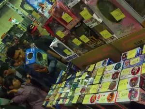 8 Hal Yang Bisa Kamu Lakukan Di Toys Fair 9 11903458 10153113413083137 148612930 n