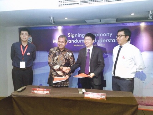 Foto 1: Penandatanganan nota kesepahaman yang dilakukan oleh Mr. Yan Changzhi, Sales Director PT ZTE Indonesia, dan Ir. H. Moh. Ramdhan Pomanto, Walikota Makassar.