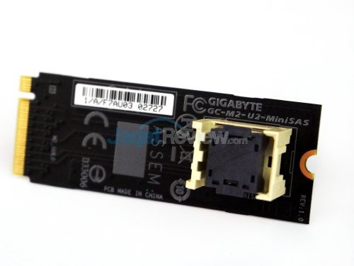 Gigabyte menyediakan adapter M.2 to U.2 untuk mendukung fitur NVMe.
