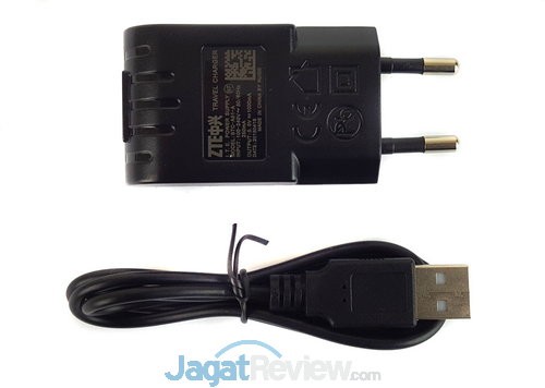 Charger dan kabel USB