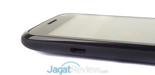 Slot microUSB berada di sisi sebelah kiri