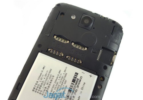 Jika cover belakang dibuka, Anda akan menemukan slot dual-SIM dan slot microSD