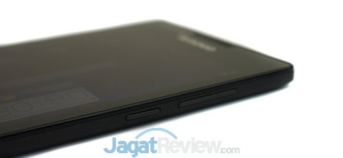 Sisi sebelah kanan ada tombol power dan tombol pengaturan volume