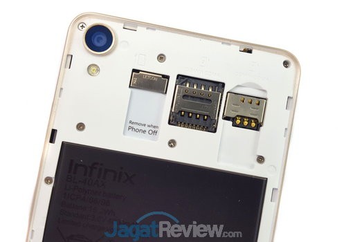 Back cover dibuka, Anda akan menemukan slot Dual-SIM dan microSD