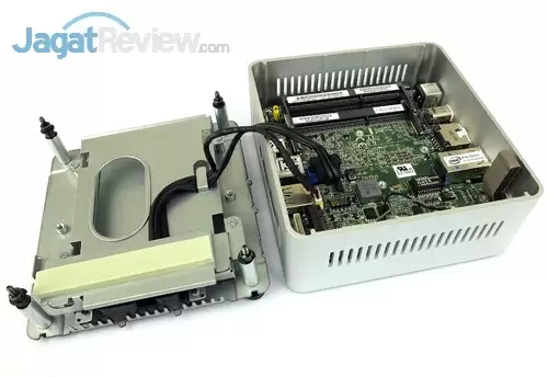 Review Mini PC Desktop: Intel NUC NUC5i3RYH 8 Intel NUC5i3RYH Cover Open