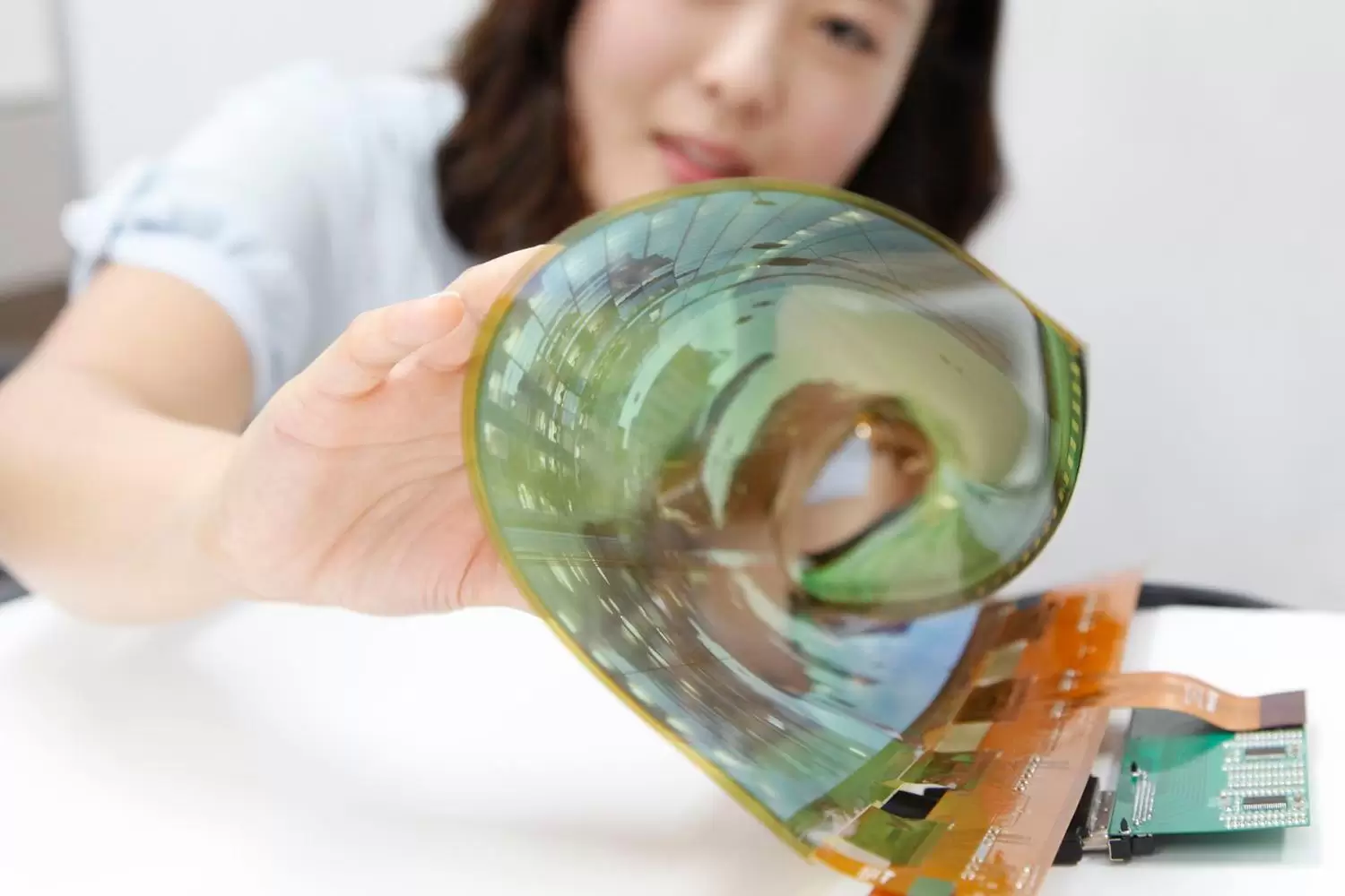 Tahun Depan LG Siap Pamerkan TV 55 Inch Berlayar Gulung 16 LG rollable OLED display flexible rollable