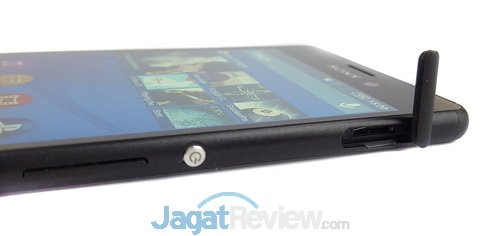 Di sisi sebelah kanan ada slot SIM-Card, tombol power, tombol pengaturan volume