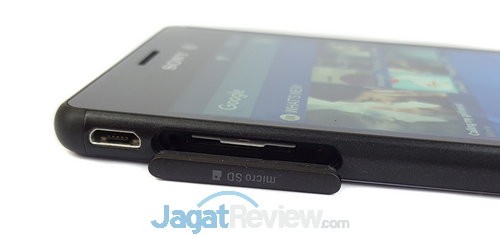 Sisi sebelah kiri ada slot microSD dan slot microUSB