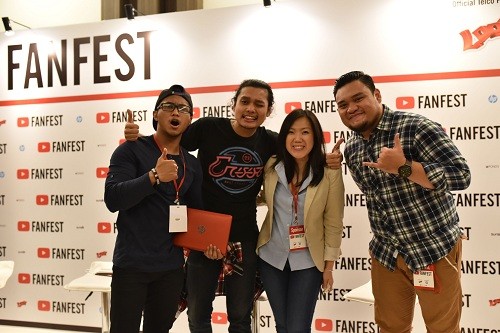 Marketing Development Manager, HP Indonesia, Ellya (kedua dari kanan), berfoto bersama personil Jakarta Beatbox, salah satu artis YouTube tanah air yang menggunakan teknologi dari HP Pavilion x2 dalam memproduksi musik beatbox mereka.