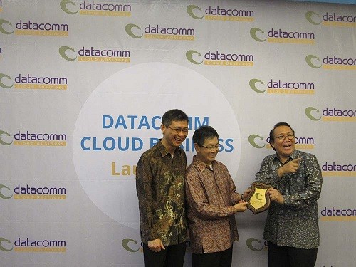 Keterangan foto (1): Sutedjo Tjahjadi, Managing Director Datacomm Cloud Business (kiri), President Director Datacomm, Tan Wie Tjin (tengah), Konsultan Independen Cahyana Ahmadjayadi (kanan) saat peluncuran Datacomm Cloud Business (DCB) yang fokus memberikan layanan cloud computing.